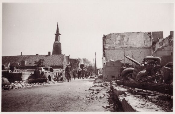 Bijeenkomst en onthulling oorlogsmonument Bijeenkomst en onthulling oorlogsmonument